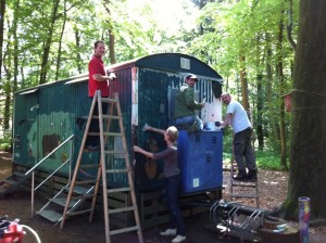 Fleißige Helfer am Werk: In den Sommerferien bekam der Bauwagen der Waldrüben eine richtige Frischekur