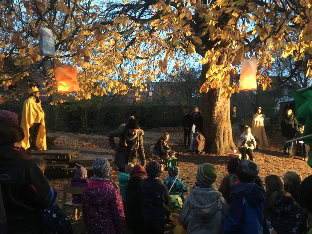 Theaterstück der Erzieherinnen und Erzieher läutete das Lichterfest ein